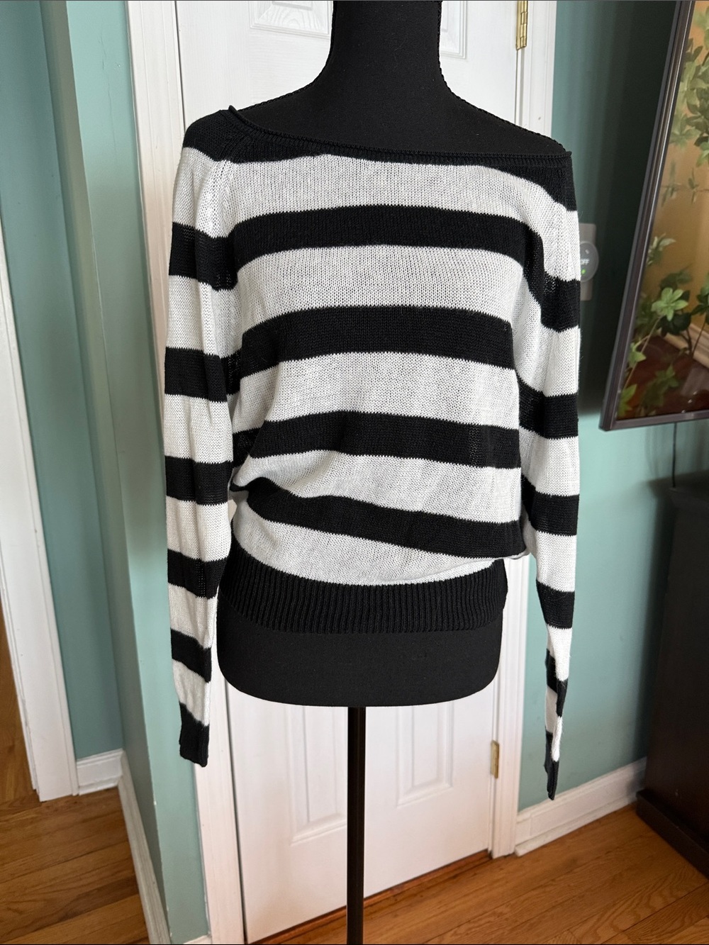 AMERICAN EAGLE OUTFITTERS lightweight striped sweater ~ black & white
